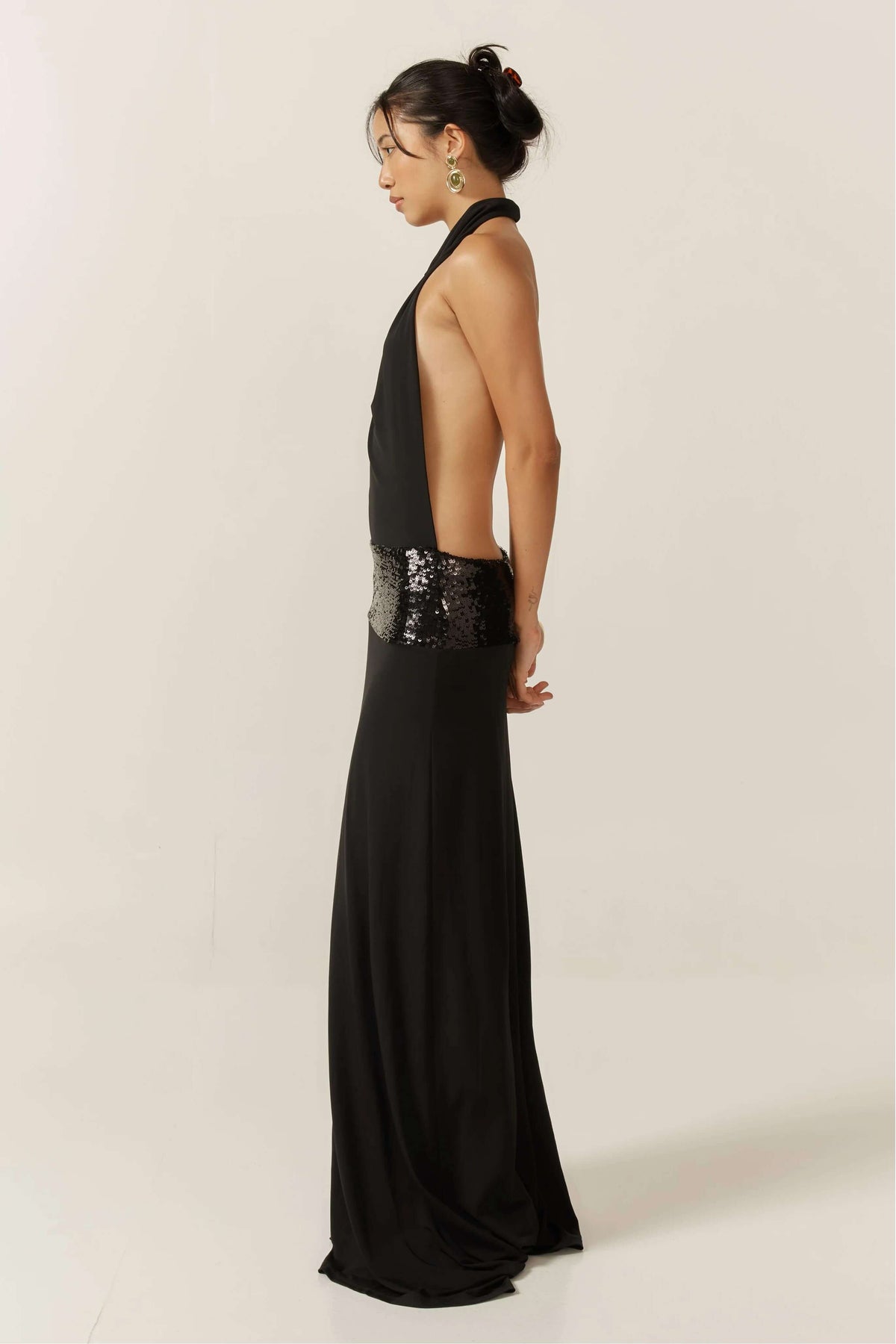 Halter Yaka Sırt Dekolteli Abiye Elbise Siyah Pullu Kemer