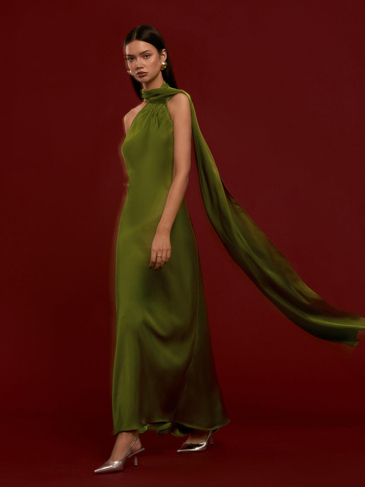 Asimetrik Sırt Dekolteli Saten Abiye Elbise Yeşil Yüksek Yaka