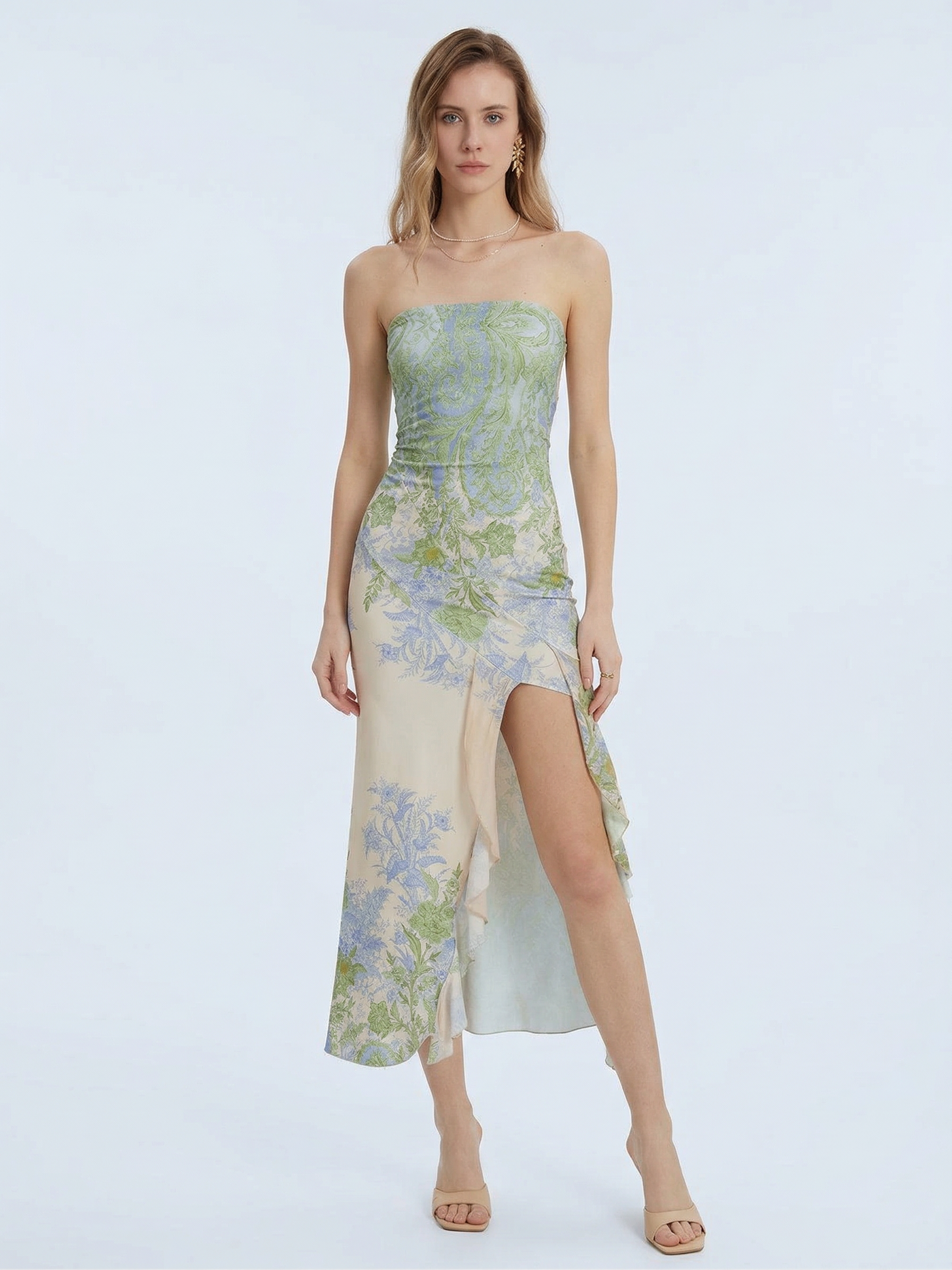 Doğanın Romantik Fısıltısı: Floral Desenli & Yırtmaçlı Straplez Elbise